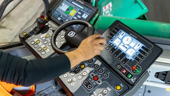 Nuovo pannello tattile per le applicazioni digitali: il pannello di comando del conducente ErgoPlus 5 offre più funzioni ed è allo stesso tempo organizzato in modo molto chiaro.