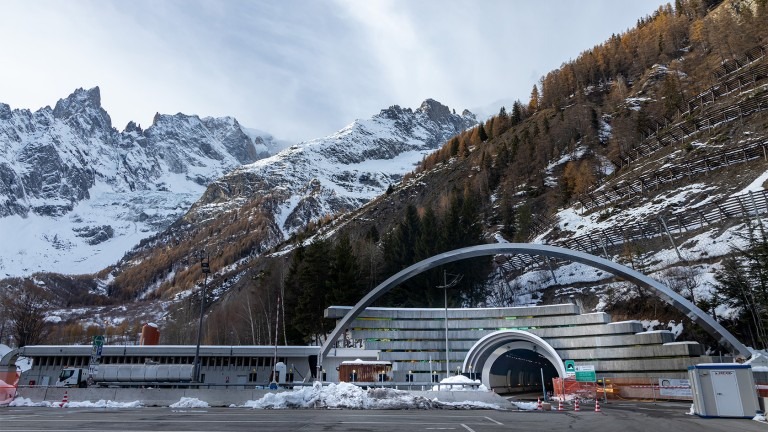 L'imbocco del Traforo del Monte Bianco tra Italia e Francia, teatro dei complessi lavori di risanamento realizzati con le finitrici Vögele.