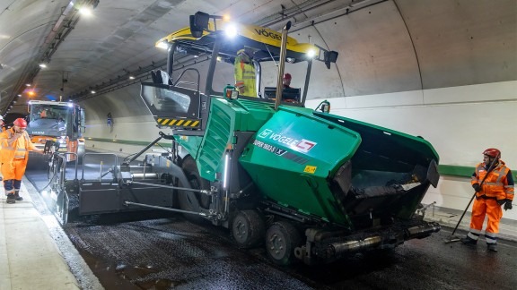 La SUPER 1803-5 X è la finitrice gommata più performante di Vögele ed è equipaggiata con numerose nuove tecnologie.