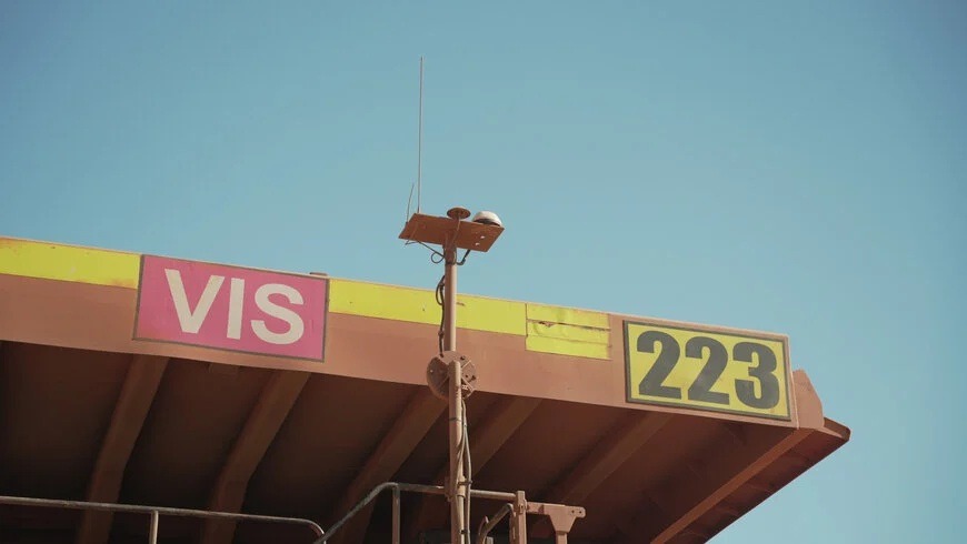 Antenna e sensori GNSS del sistema Hexagon VIS per la localizzazione di precisione del dumper e il controllo attivo del veicolo.