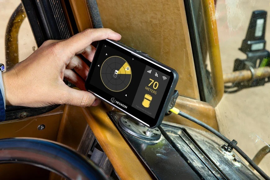Display in cabina del sistema Hexagon CAS/VIS per il monitoraggio in tempo reale della distanza di sicurezza e degli allarmi di prossimità.