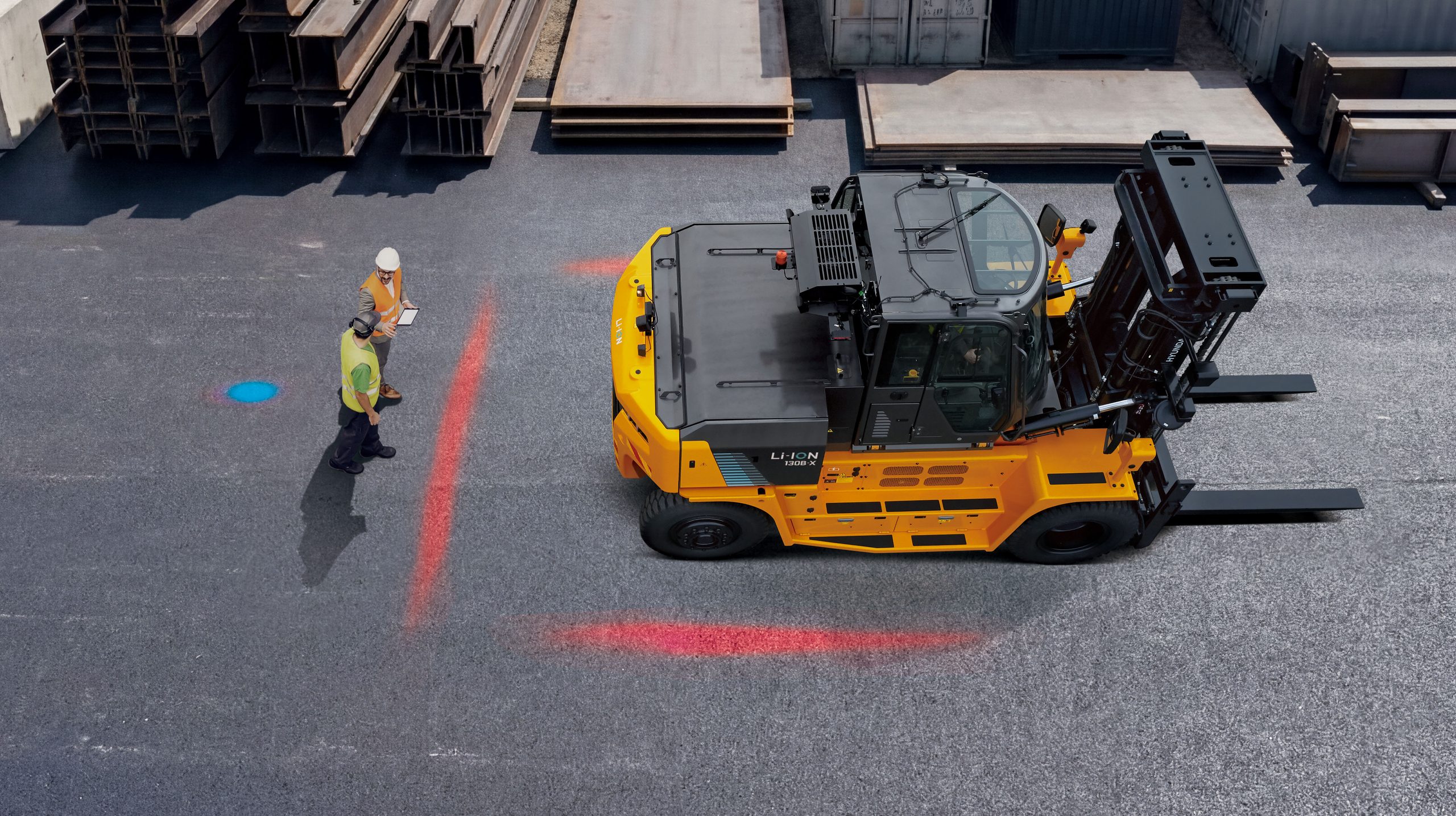 Il carrello Hyundai 130B-X dotato di sistemi di sicurezza avanzati per le operazioni industriali intensive.