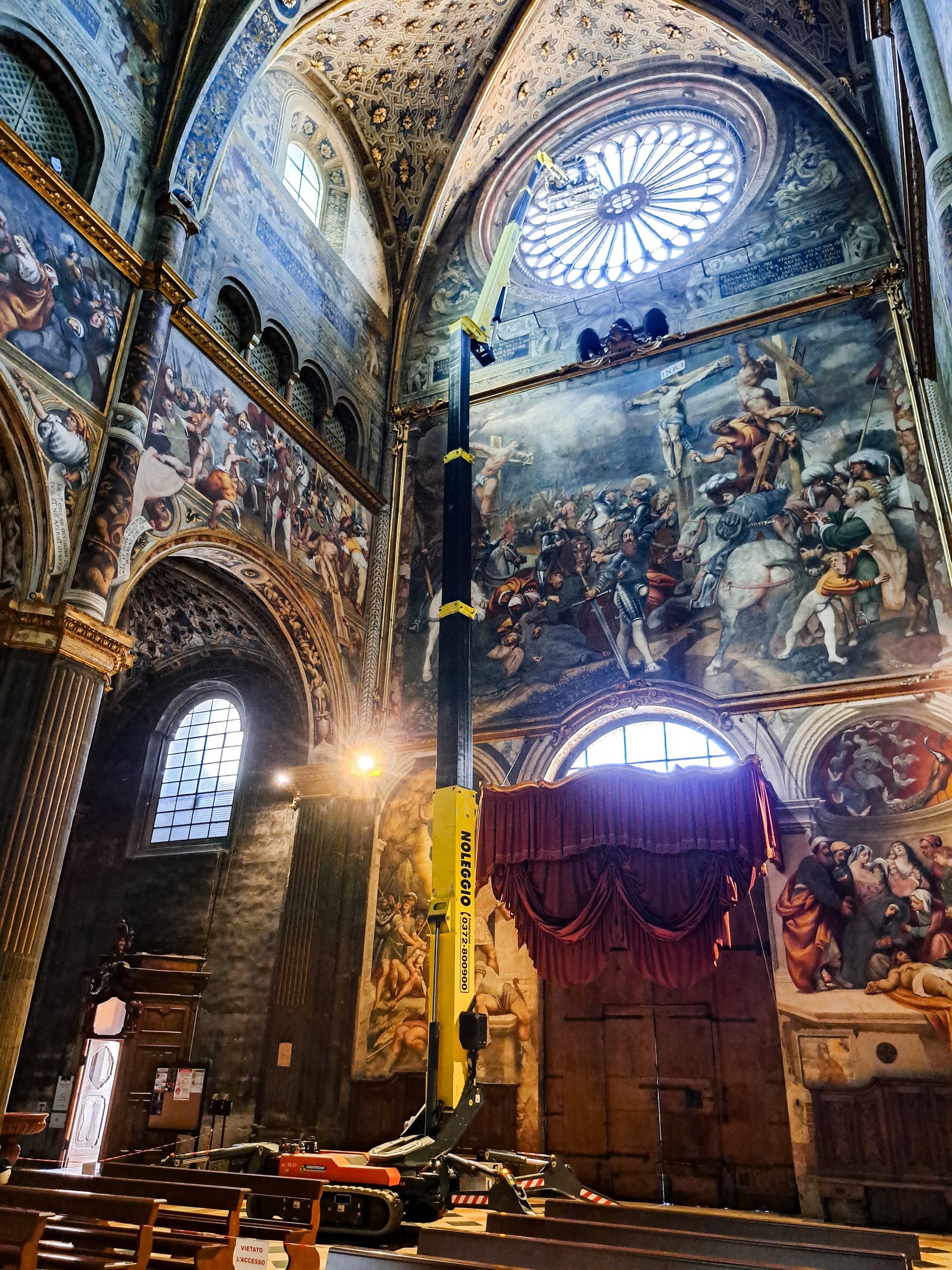 La piattaforma aerea Hinowa Lightlift 33.17 Performance IIIS di Eurotecno all'opera all'interno del Duomo di Cremona per l'intervento di messa in sicurezza del rosone.