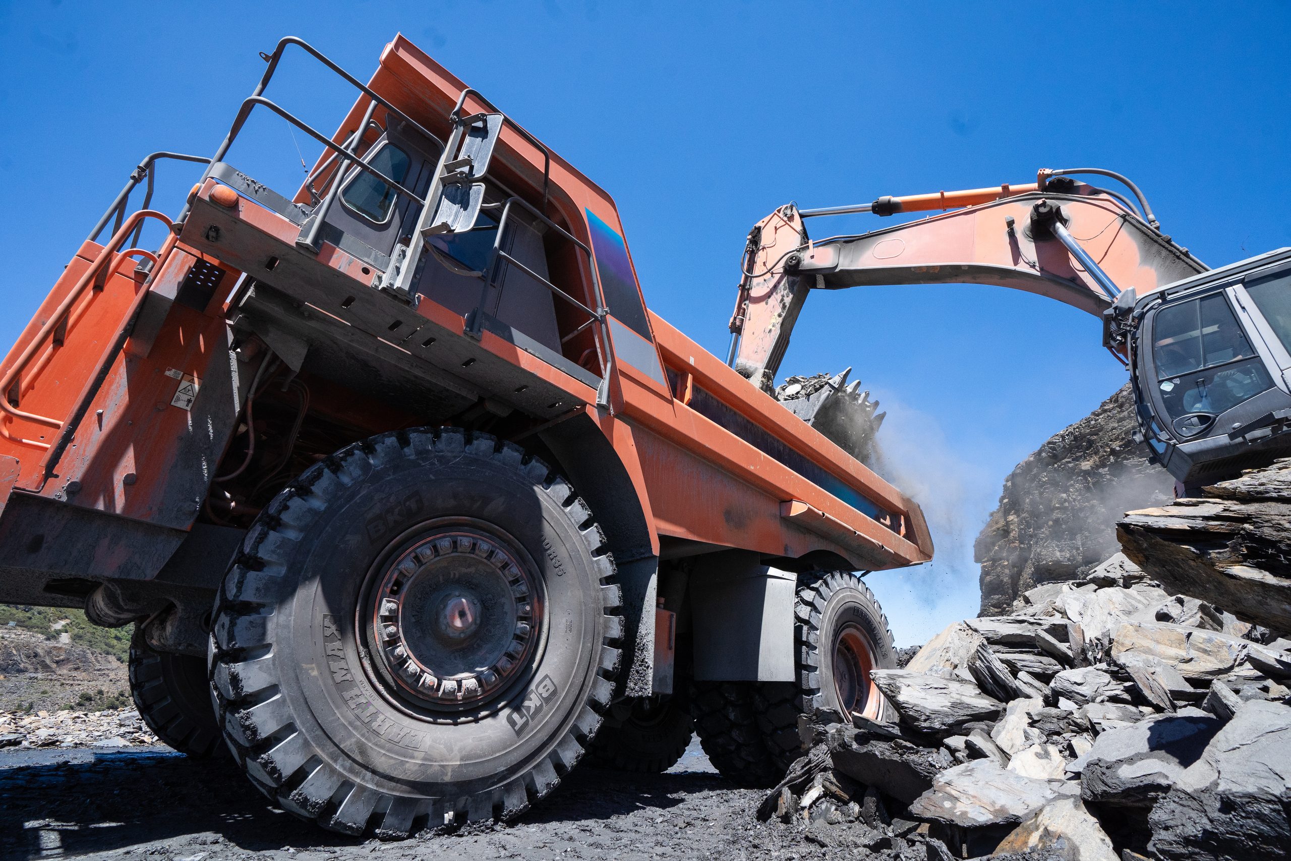 Dumper rigido equipaggiato con pneumatici BKT EARTHMAX durante le fasi di carico in cava: soluzioni All Steel radiale presentate a Steinexpo 2026 per massimizzare trazione, stabilità e resistenza nei cicli operativi più severi.
