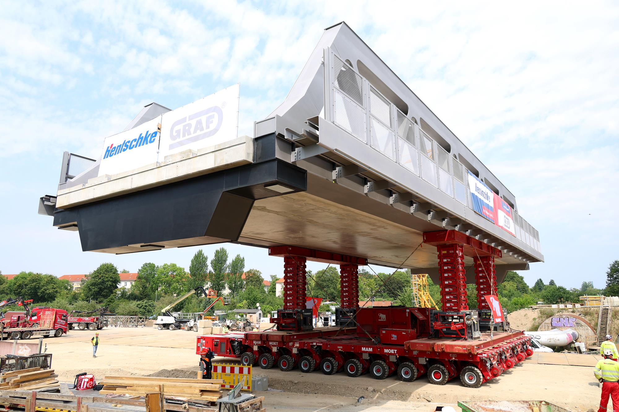 Le combinazioni di SPMT Cometto a 10 assi impiegate da Mammoet per il trasporto del ponte monolitico da 750 tonnellate a Lipsia-Sellerhausen.