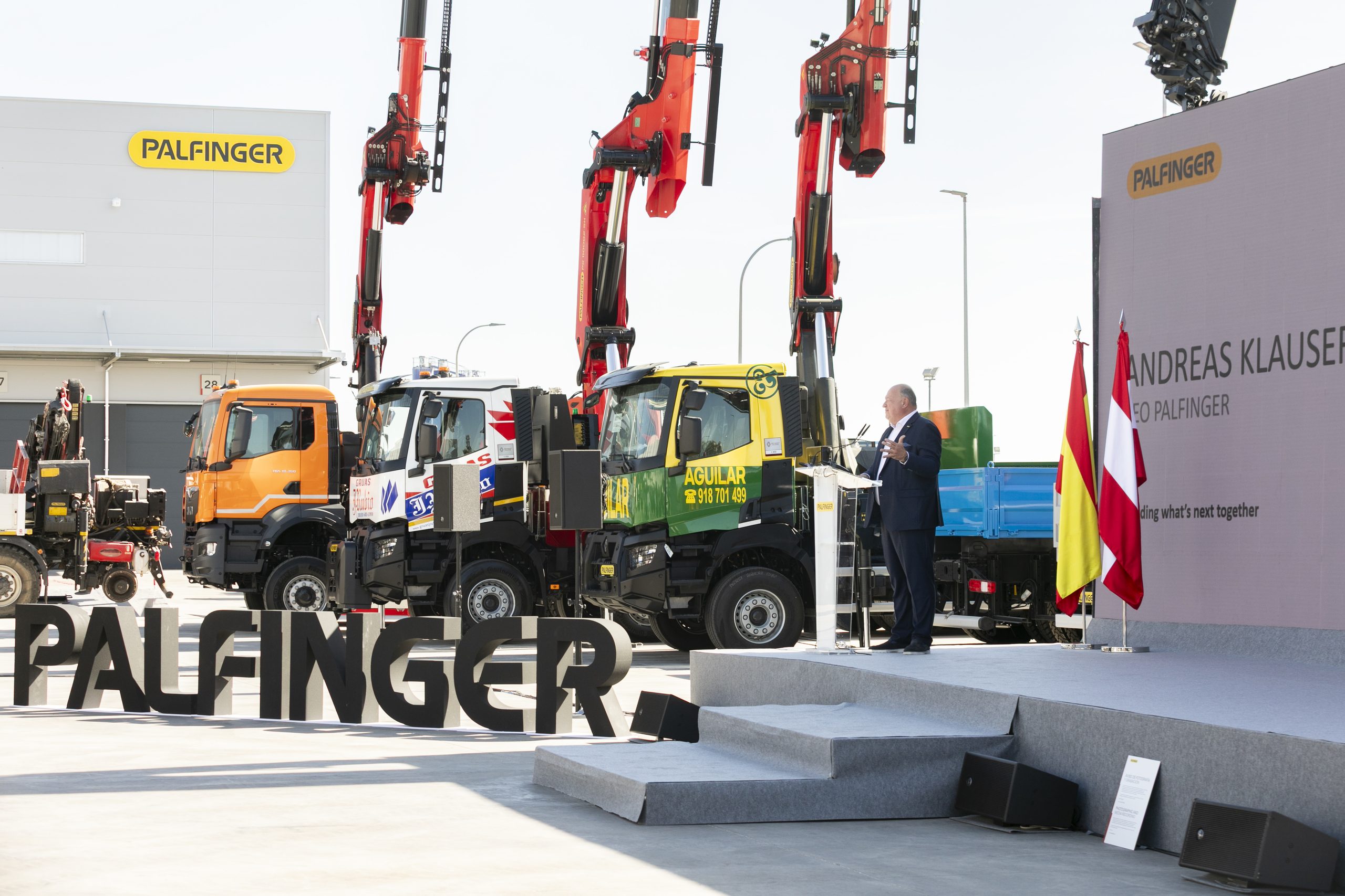Andreas Klauser, CEO di PALFINGER, durante il suo discorso inaugurale nel nuovo polo di Madrid, evidenzia l'importanza strategica della nuova struttura di 22.000 m² per la crescita dell'azienda nel mercato iberico.