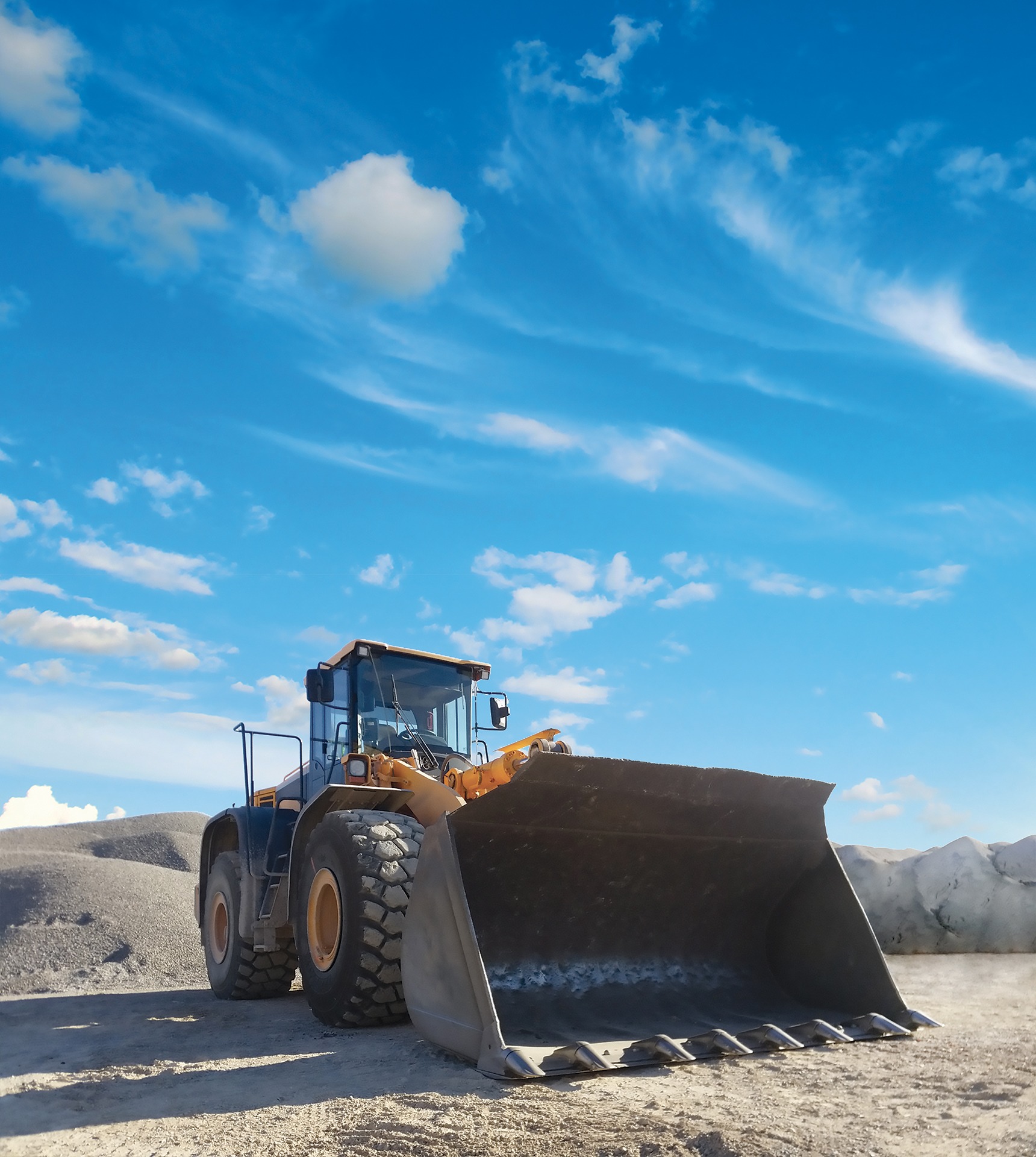 Un dumper di profilo basso impegnato nelle operazioni di trasporto e carico, equipaggiato con l'elevata durabilità dello pneumatico EARTHMAX SR 41 di BKT.