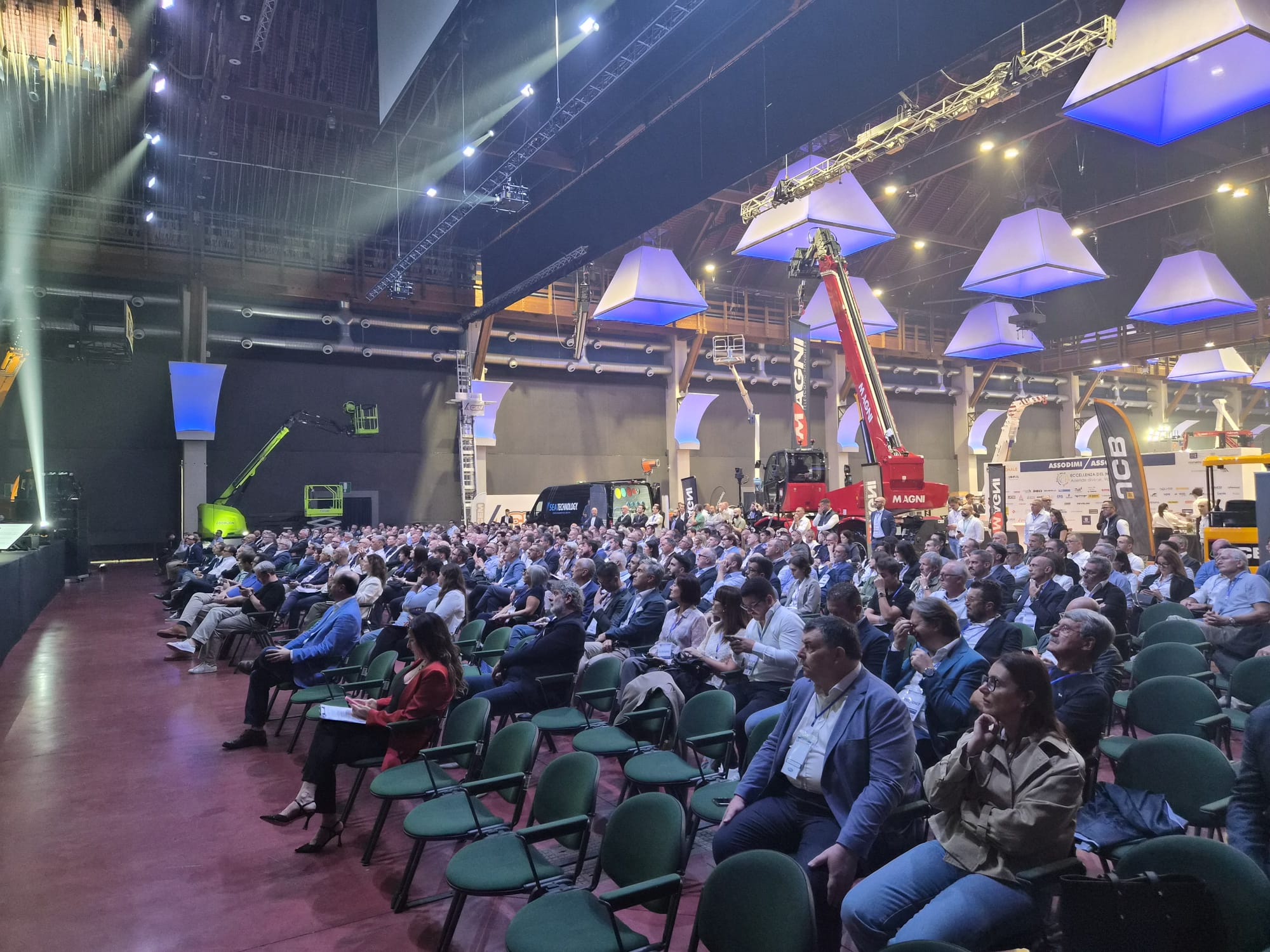Una panoramica della numerosa platea di partecipanti all'interno dell'area espositiva del PalaVerdi di Parma durante il 34° Congresso dei noleggiatori.