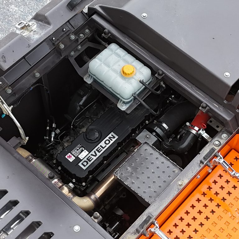 DEVELON propone il suo motore DX08 stage V in versione turbina monostadio per il DX360NLC-9