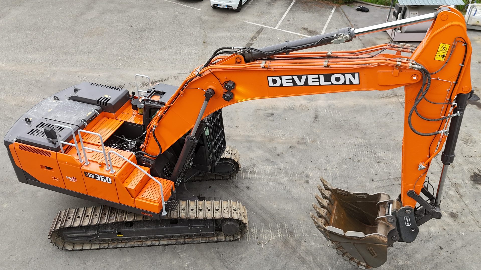 il DX360NLC-9 ha una struttura pensata per i lavori gravosi