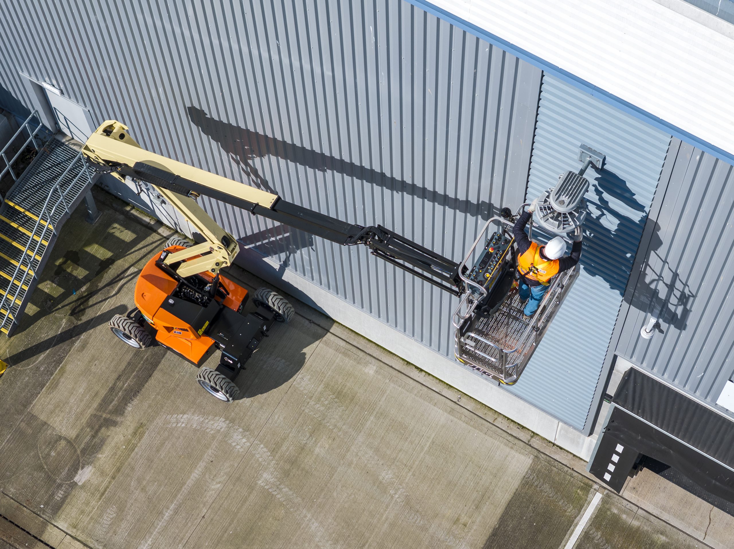 La nuova piattaforma articolata elettrica JLG EC450AJ Compact: zero tail swing e soli 2 metri di larghezza per operare a filo parete in spazi ristretti, tra le novità a Vertikal Days 2026.
