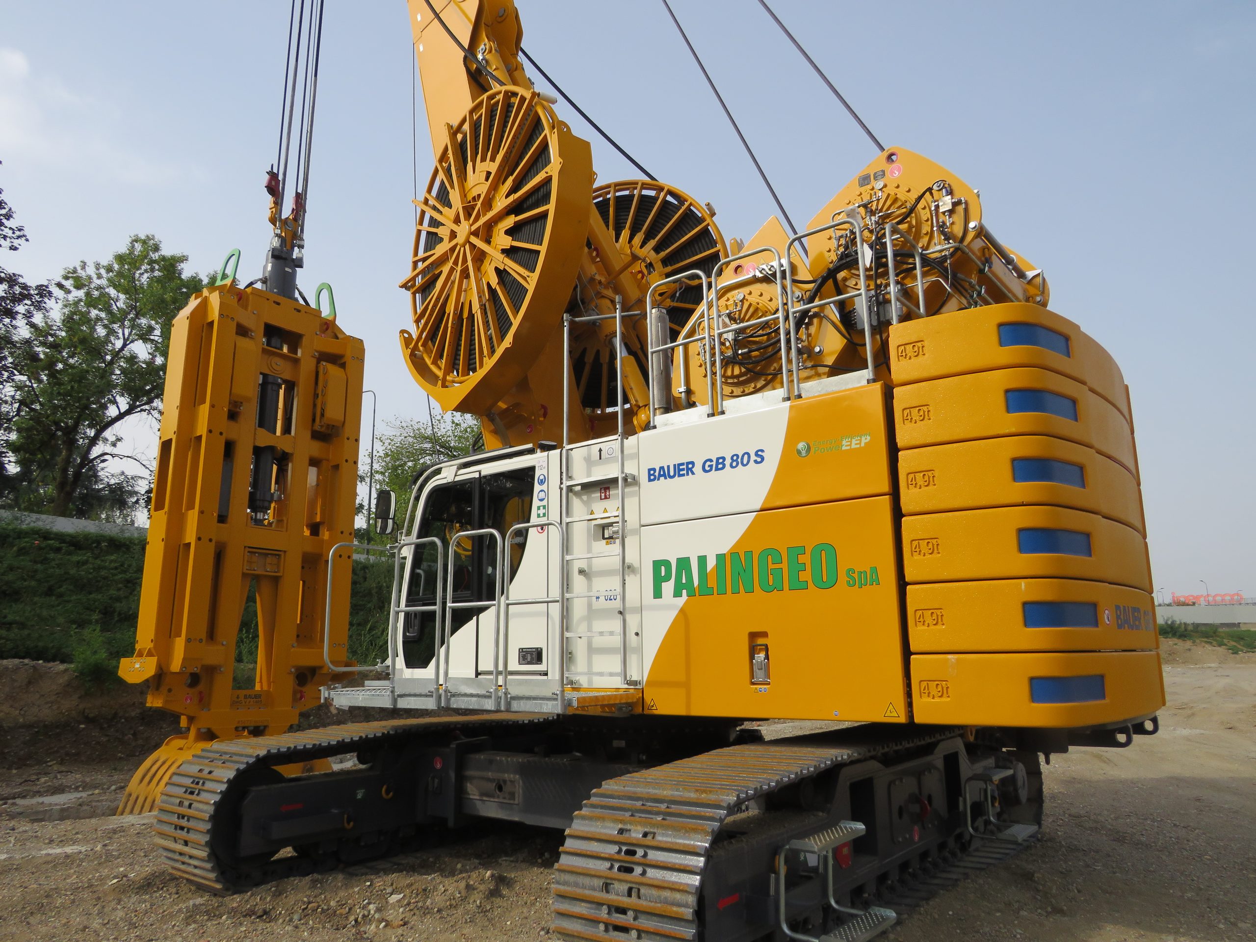 La macchina per diaframmi BAUER GB 80 S di Palingeo S.p.a., equipaggiata con la benna DHG-V, al lavoro nel cantiere della stazione Parri di Milano.