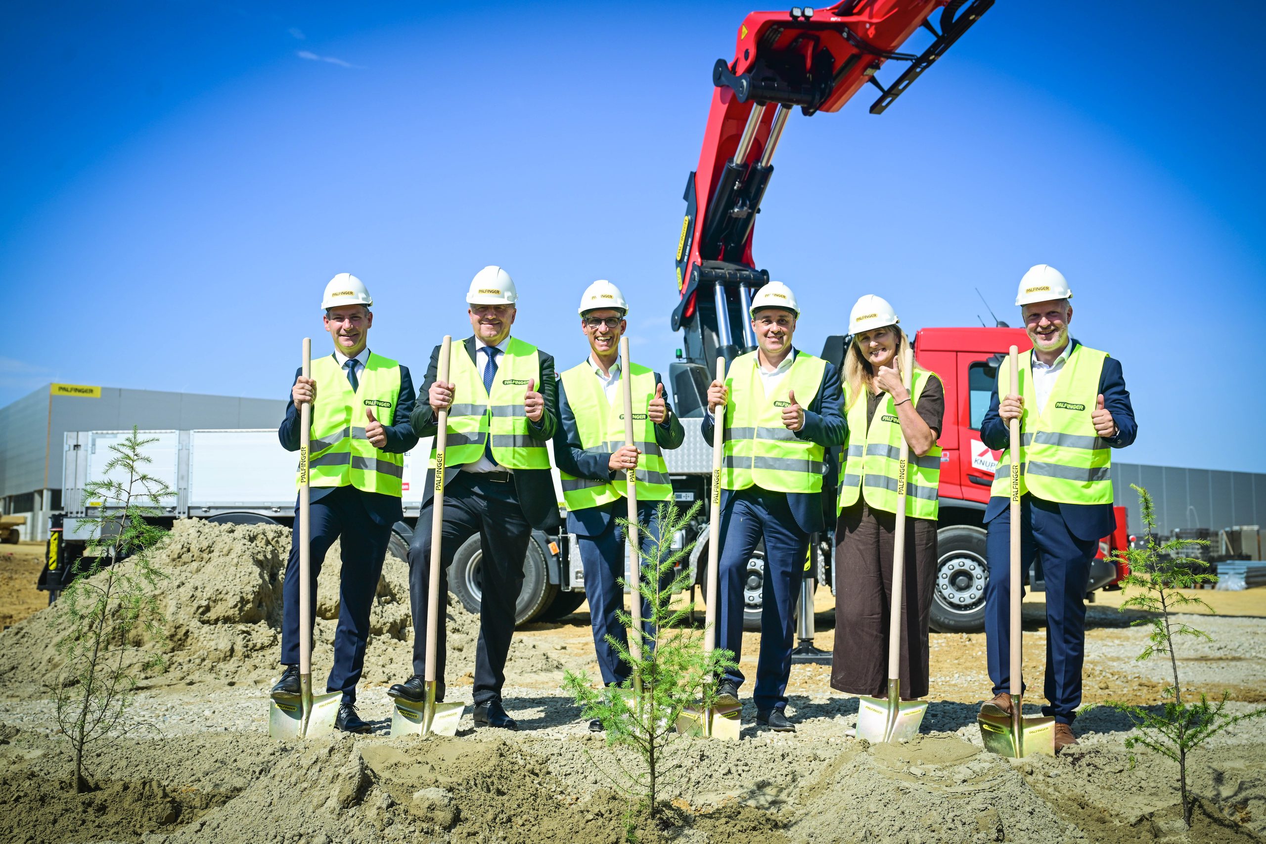 Cerimonia di posa della prima pietra e piantumazione di alberi per il nuovo stabilimento PALFINGER a Ormož, con i vertici aziendali, i rappresentanti del governo sloveno e la comunità locale.