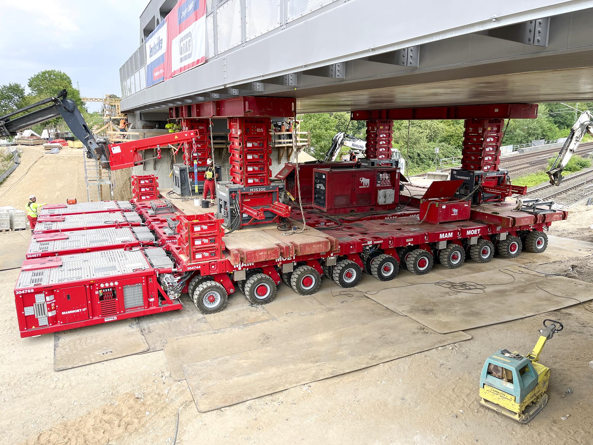 Dettaglio dei quattro moduli SPMT Cometto a 10 assi di Mammoet equipaggiati con sistemi di sollevamento per la movimentazione del ponte da 750 tonnellate a Lipsia-Sellerhausen.