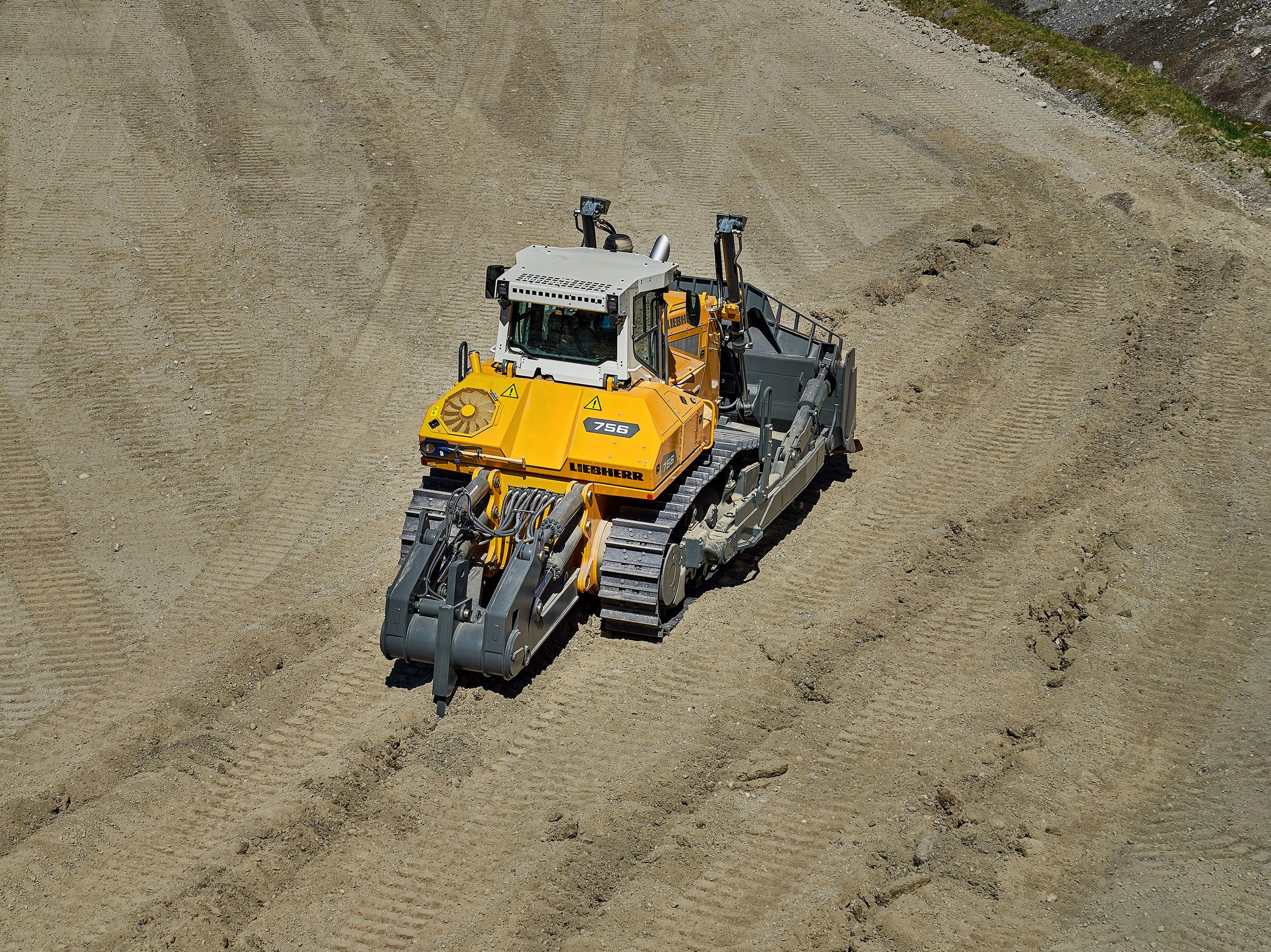 Il bulldozer cingolato Liebherr PR 756 G8 da circa 40 tonnellate in azione durante le dimostrazioni di estrazione efficiente in cava in vista di steinexpo 2026.