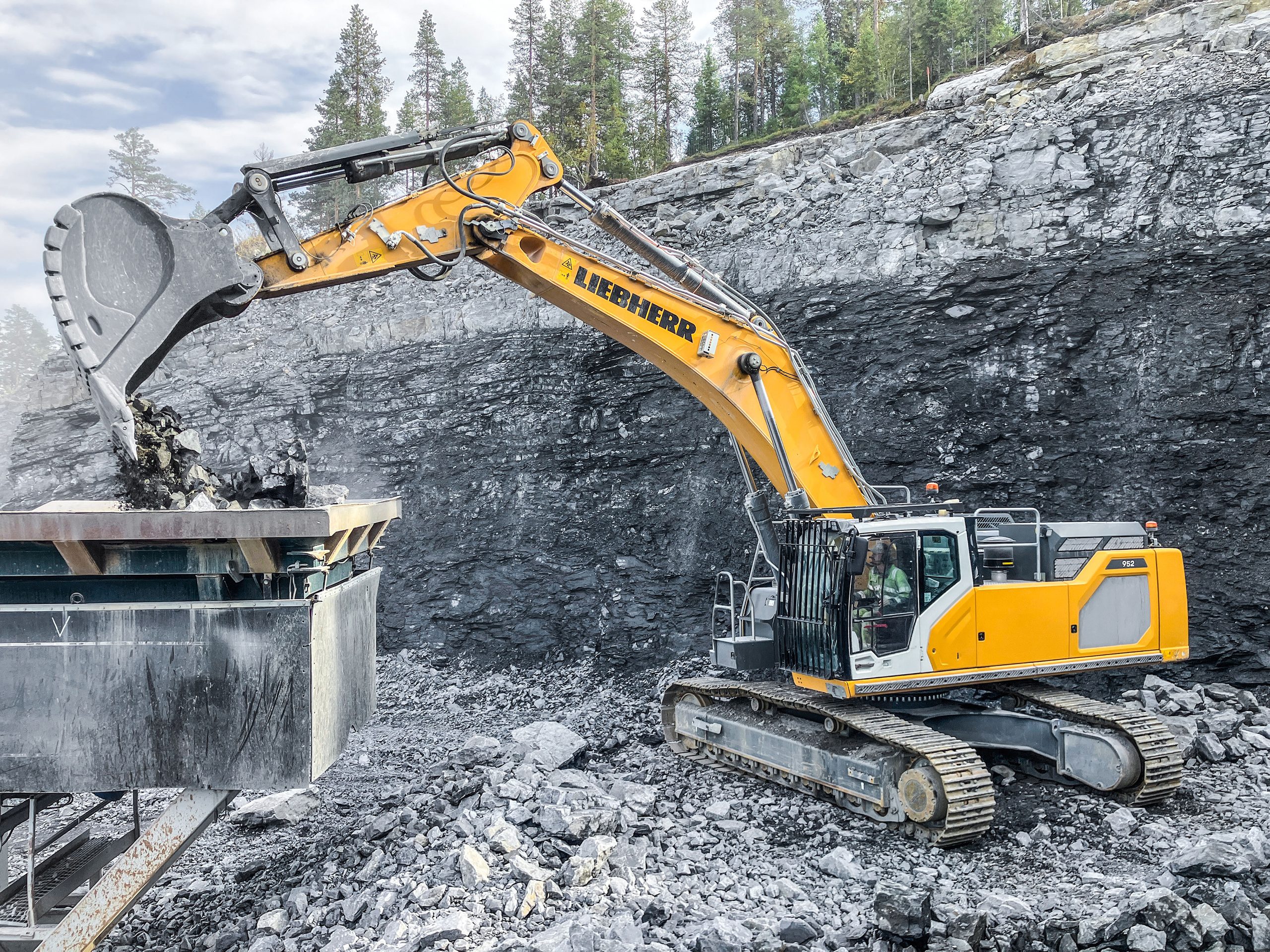 Il nuovo escavatore cingolato Liebherr R 952 G8 da 50 tonnellate, modello versatile della Generazione 8, impiegato nel carico e nella movimentazione di inerti in cava.