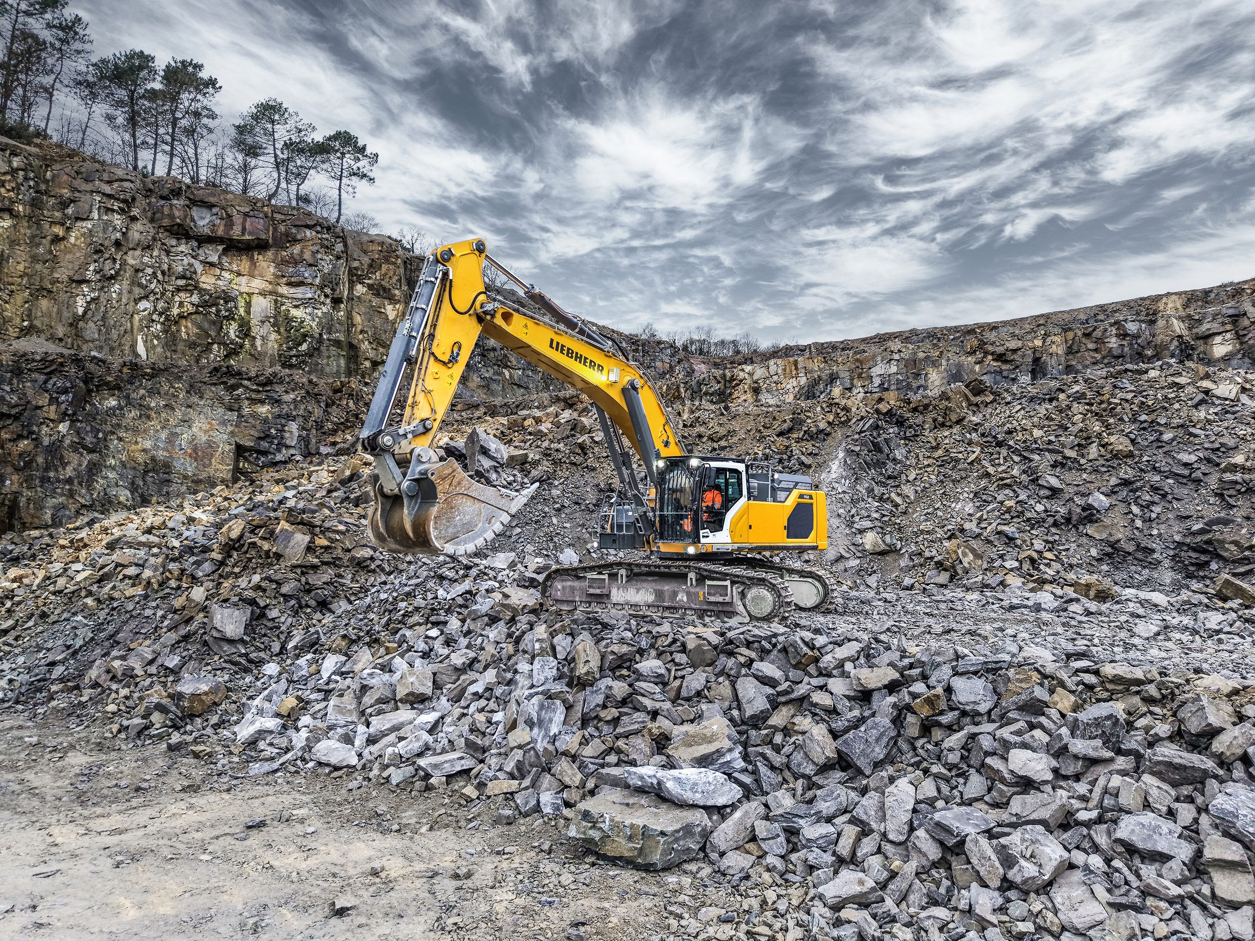 Il nuovo escavatore cingolato Liebherr R 958 G8 da 50 tonnellate con carro S-HD, allestito per applicazioni gravose e scavo di grandi volumi (ME) in cava.