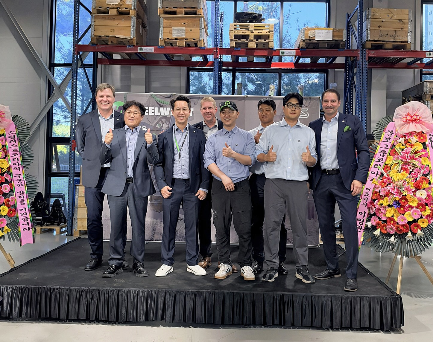 Il team di Steelwrist Korea insieme ai dirigenti della sede centrale e al futuro CEO Jon Lind (a destra) durante l'inaugurazione della nuova sede.   