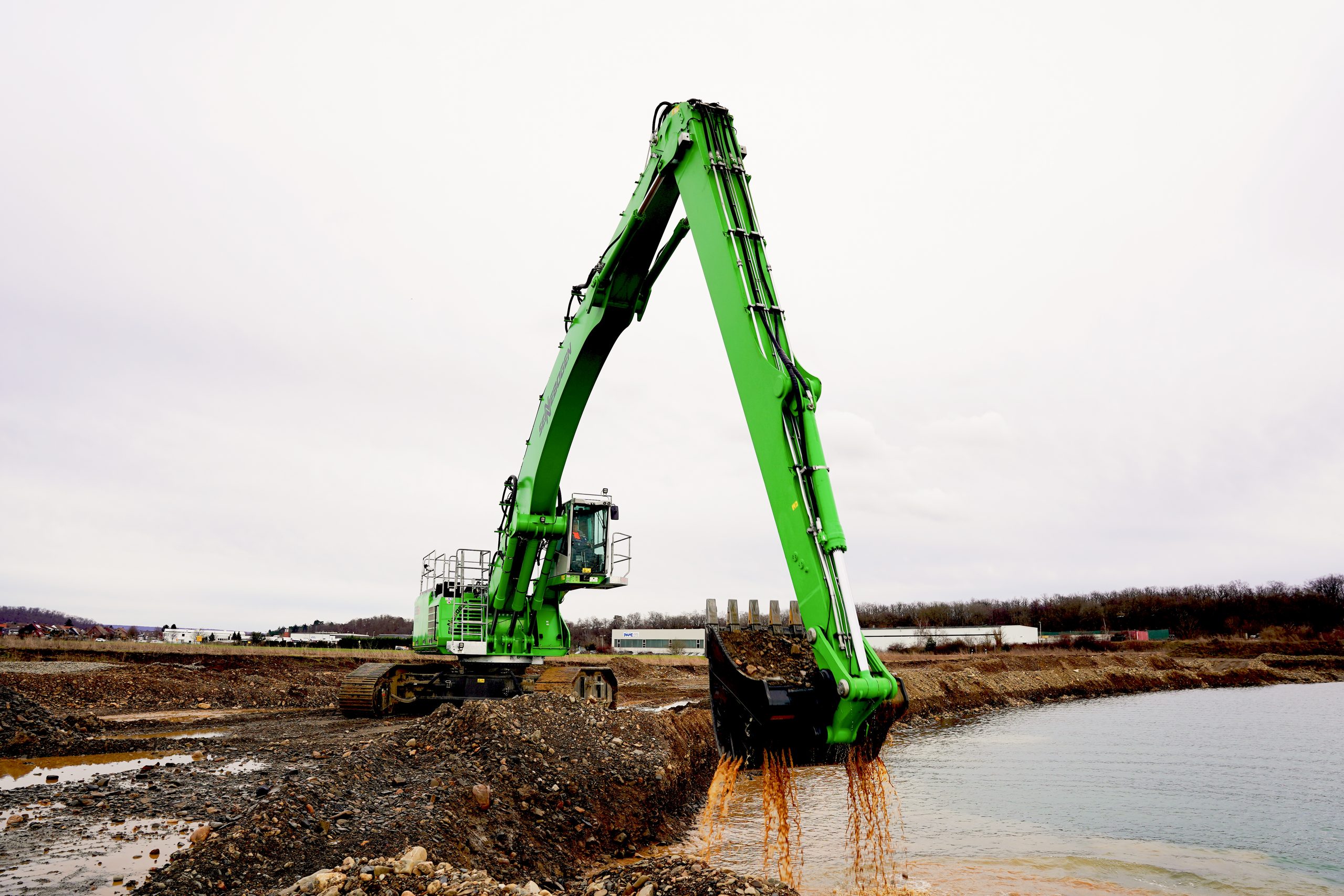 Potente ed efficiente: il 855 E Hybrid è in grado di movimentare fino a 200 tonnellate metriche di ghiaia all'ora e riduce le emissioni di CO₂ di 72 tonnellate metriche all'anno.