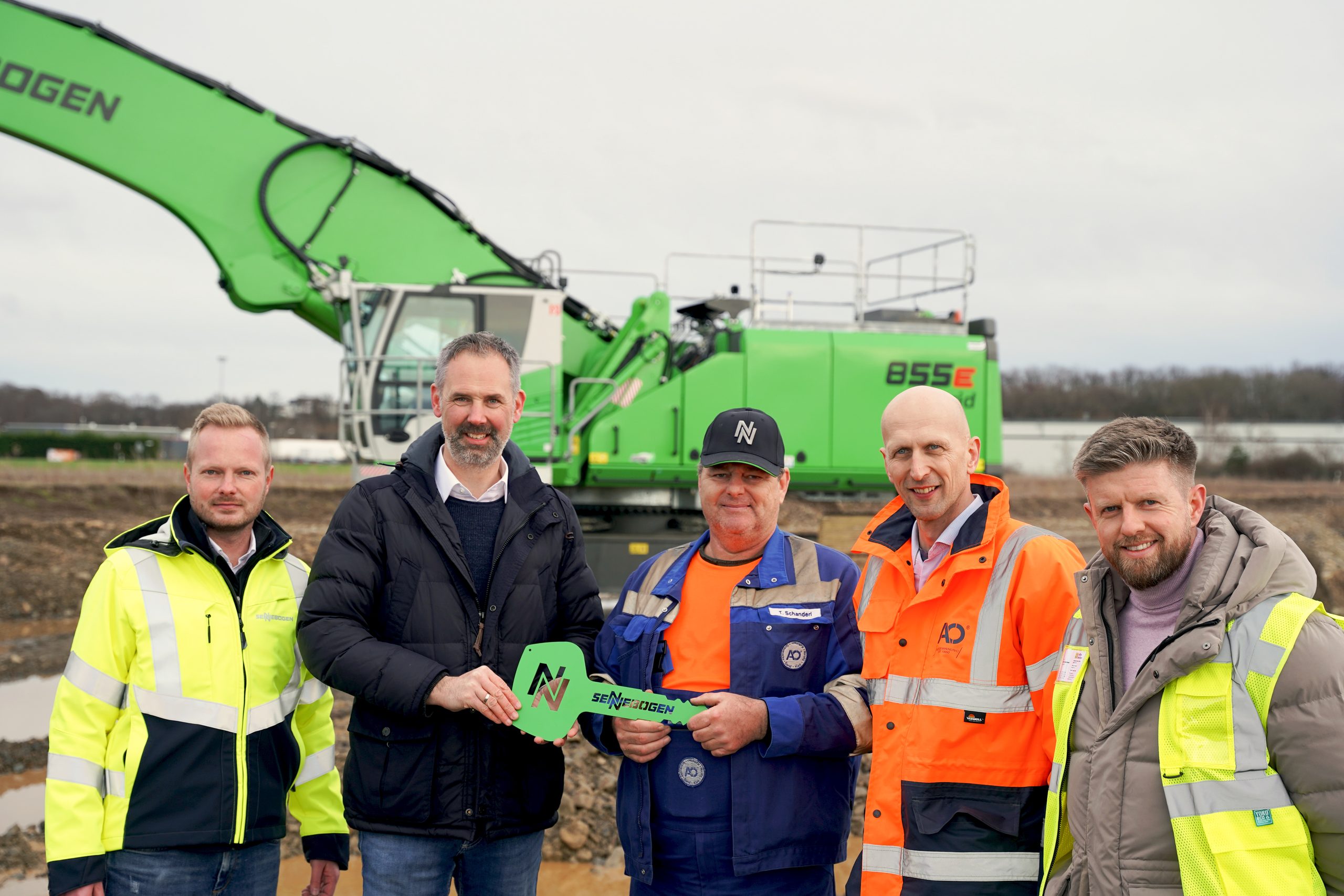 Consegna ufficiale del SENNEBOGEN 855 E Hybrid alla August Oppermann GmbH, con il supporto del partner Schlüter Baumaschinen.