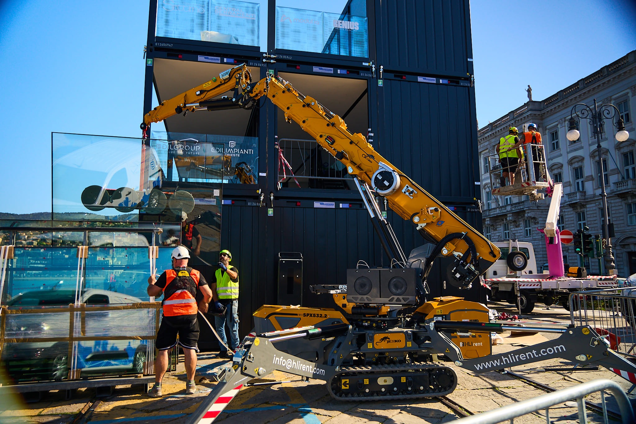 La minigru Jekko SPX532.2 di HLI Rent al lavoro nel cantiere del Villaggio Barcolana a Trieste per la movimentazione dei pannelli in vetro.
