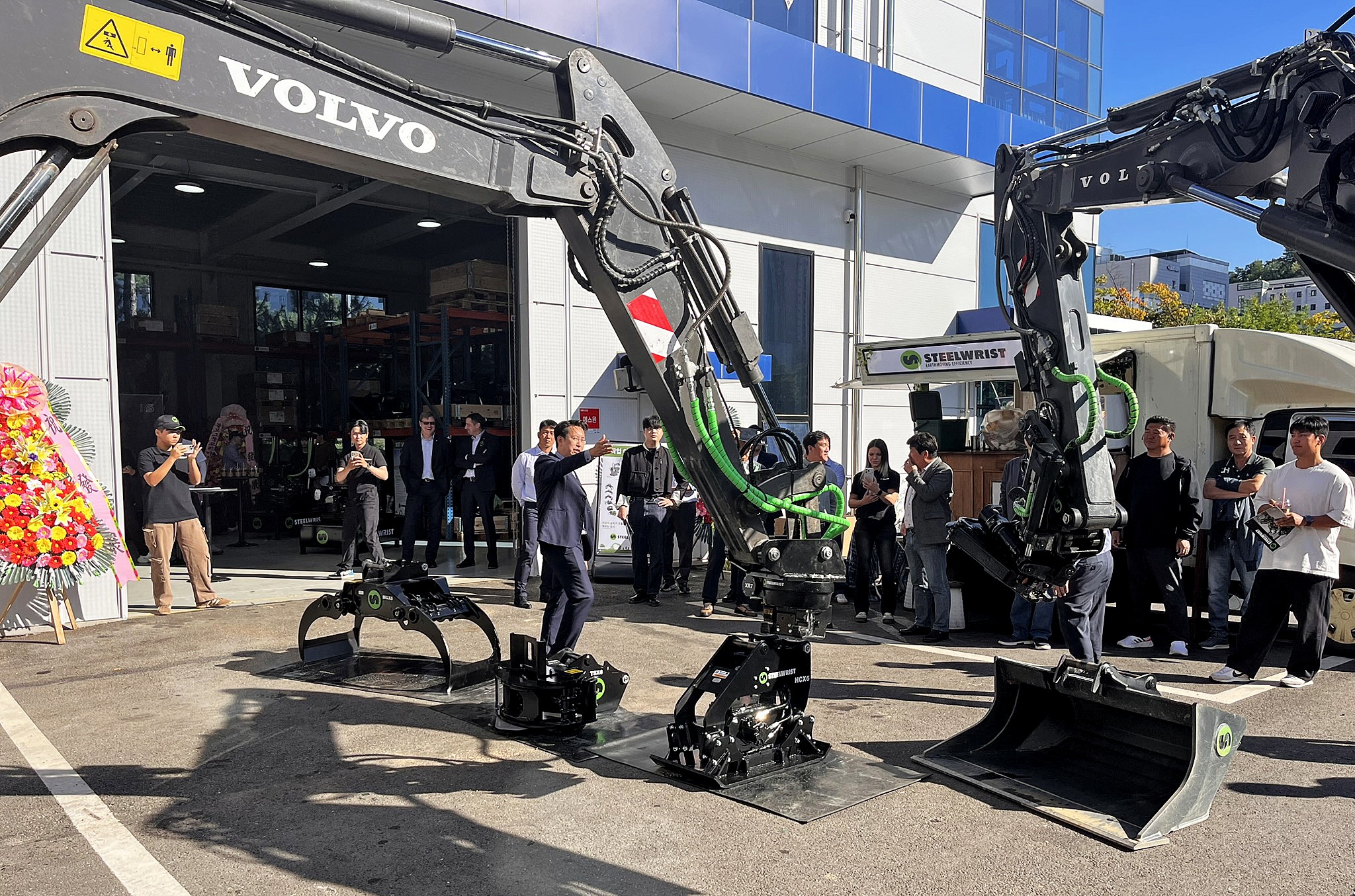 Dimostrazione dal vivo con il rotore XR7 e il tiltrotator X07 di Steelwrist, entrambi equipaggiati con il nuovo attacco SQ40 conforme allo standard Open-S.   