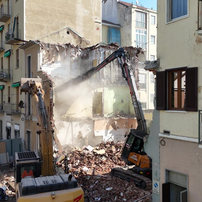 CASE presidia il mercato delle demolizioni urbane con il CX135E XRD da 15 tonnellate di peso operativo