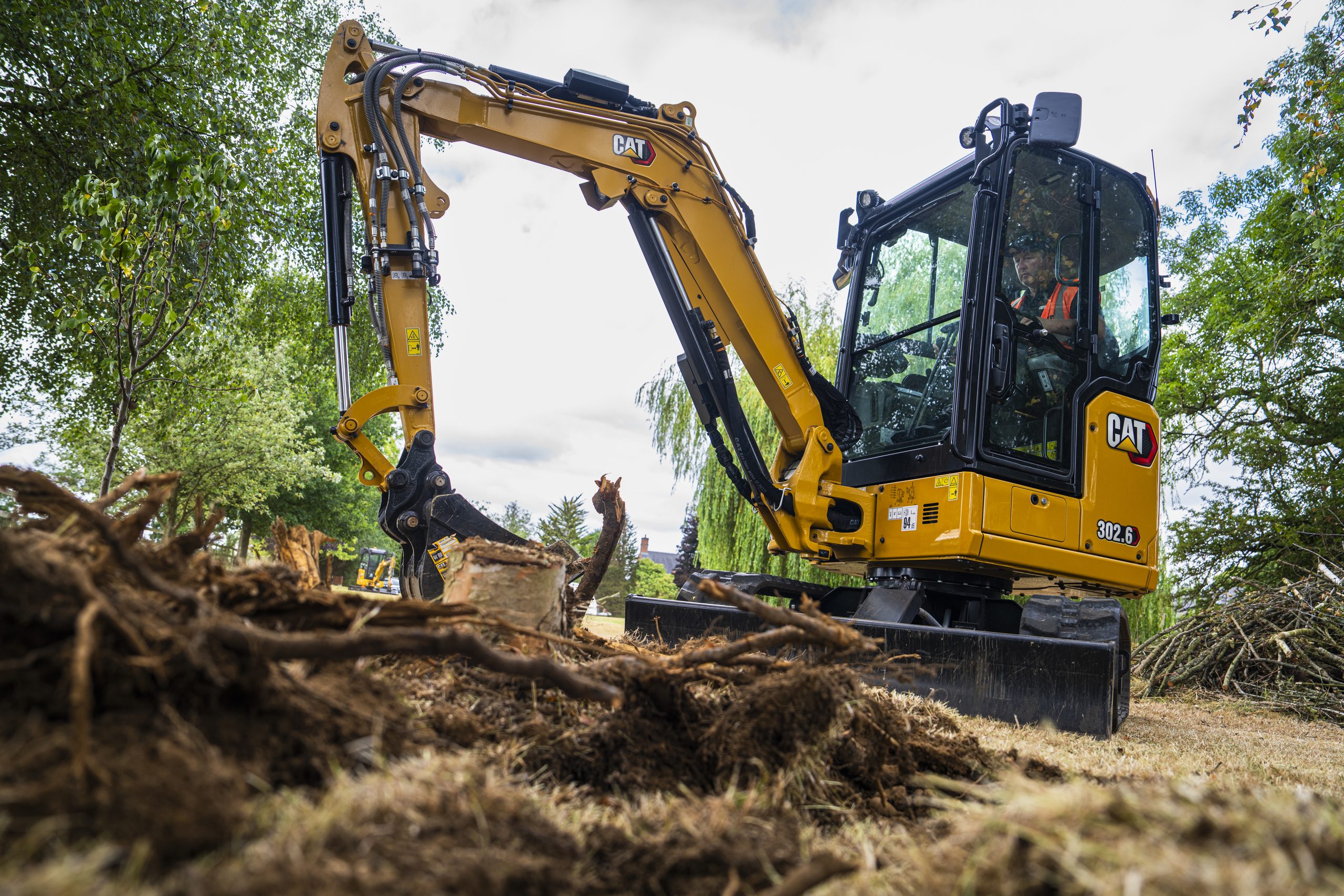 Il nuovo mini escavatore Caterpillar 302.6 da 2,6 tonnellate al lavoro: leggero, trainabile e con una capacità di sollevamento superiore del 40%.   
