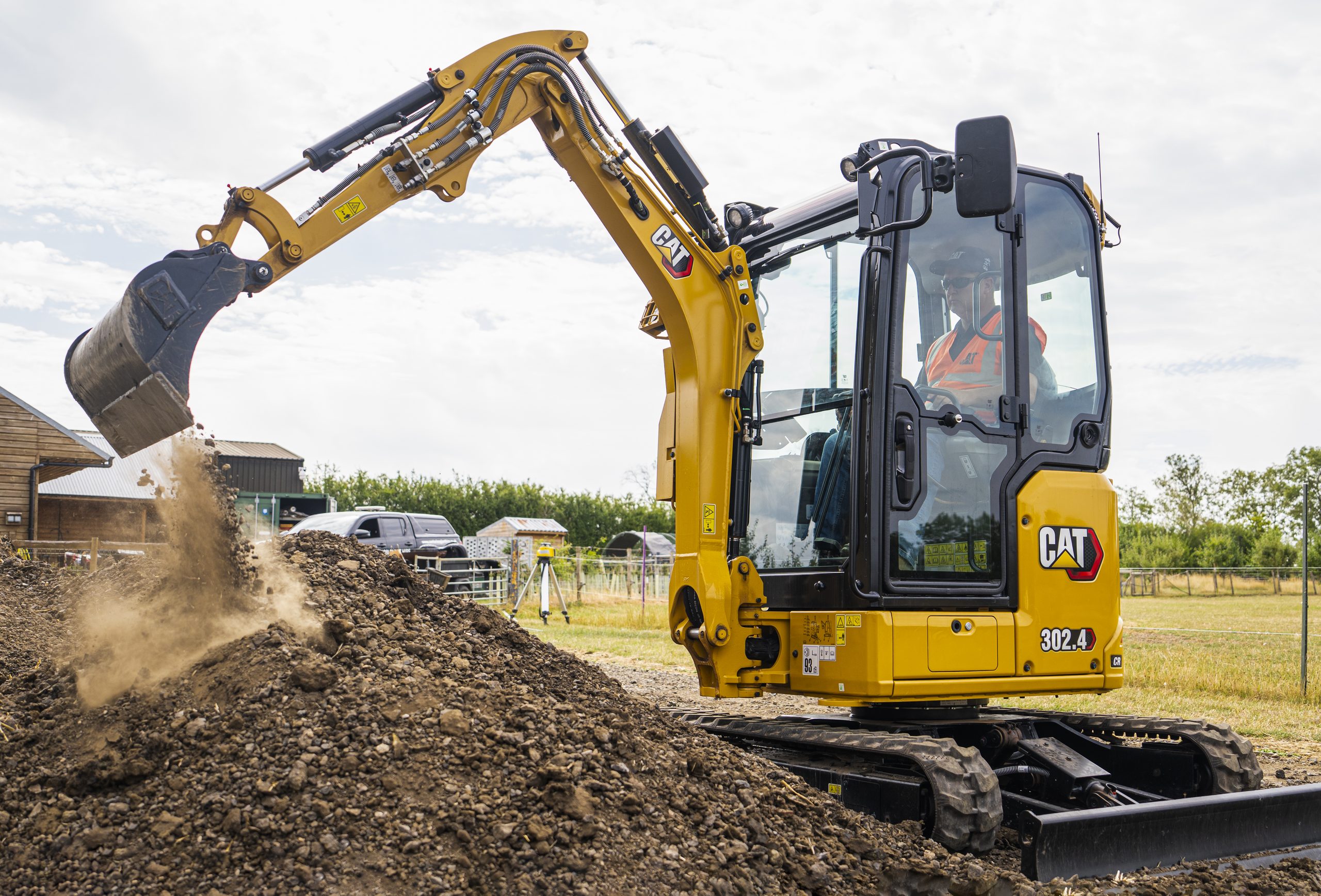 Il nuovo mini escavatore Caterpillar 302.4 CR da 2,4 tonnellate in azione: dotato di carro allargato e di una capacità di sollevamento di 980 kg.   