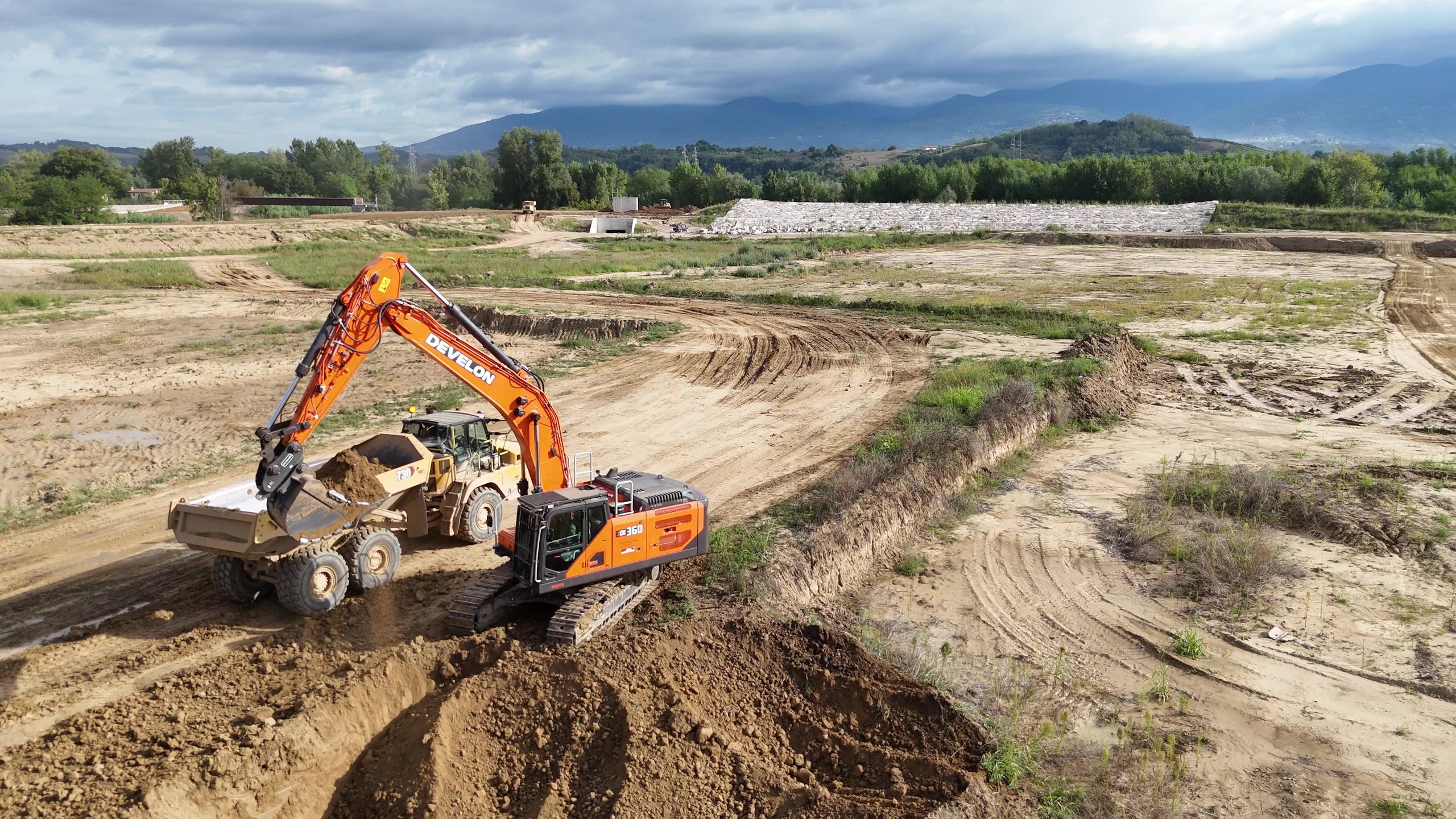 MTM ha testato il Develon DX360-9 nel cantiere della cassa di espansione sull'Arno