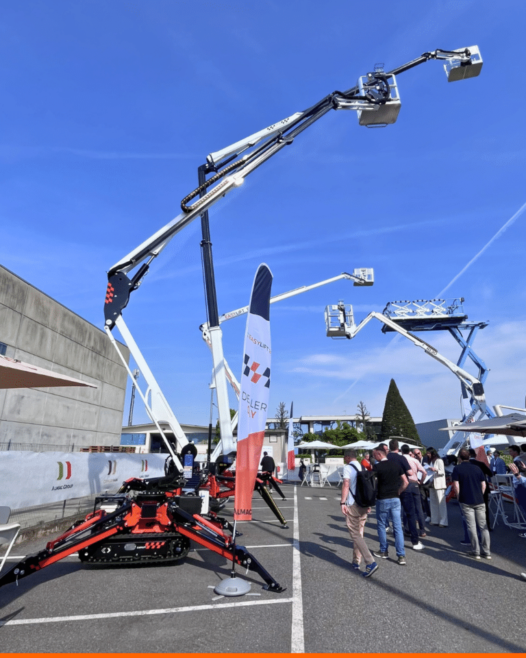 I modelli Easy Lift R180 e RA31 con la nuova livrea a tre colori in esposizione al Dealer Day del Gruppo Almac per celebrare i vent'anni dell'azienda.