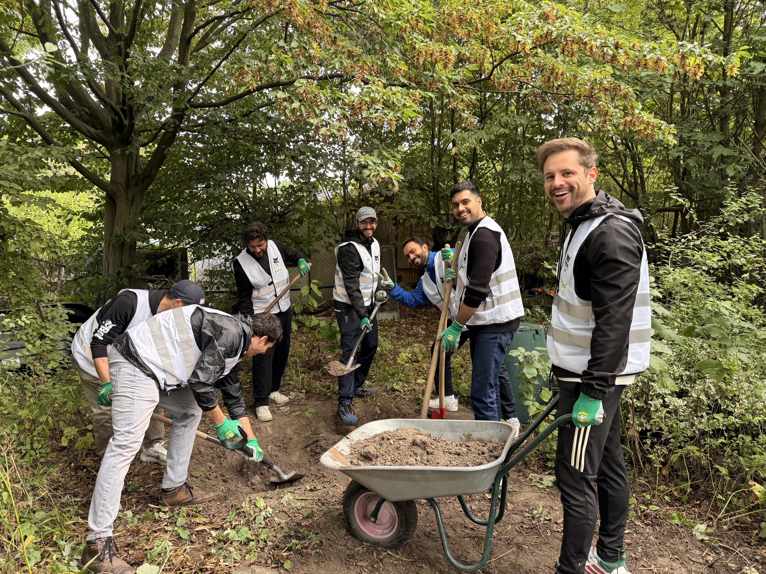 Alcuni dei 650 dipendenti Bobcat impegnati in Europa nelle attività di volontariato dei Doosan Bobcat Community Days per la tutela e la riqualificazione del territorio.