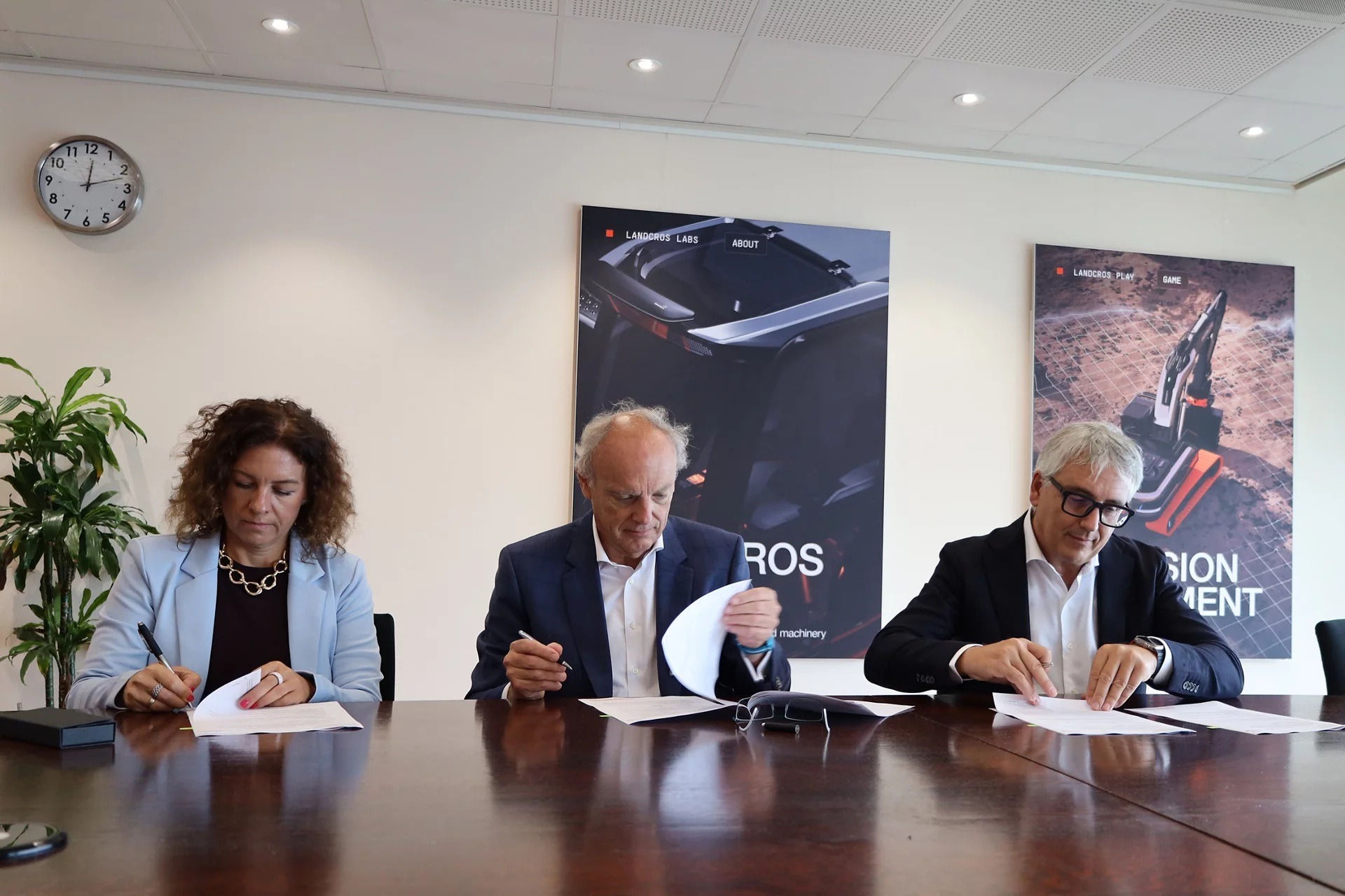 Petra Sucha, Robert van der Eijk e Francesco Quaranta firmano l'accordo per la partnership strategica tra HCME (LANDCROS) e Akkodis.