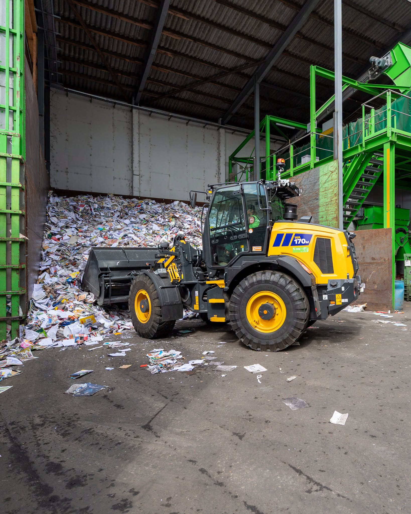 La pala gommata compatta Komatsu WA170M-11 in azione all'interno dell'impianto di Maag Recycling per il trattamento di carta e materiali riciclabili.   
