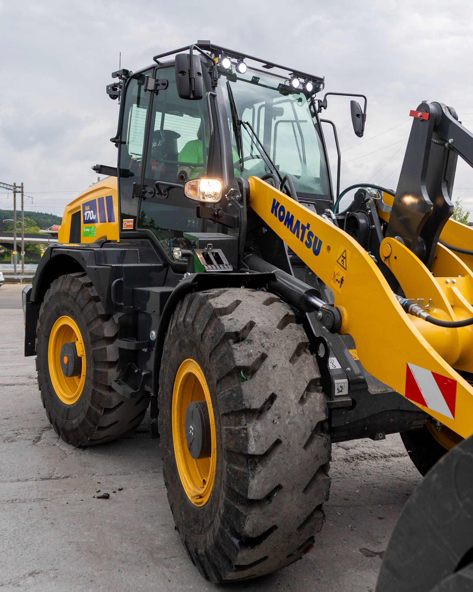 Primo piano della pala gommata compatta Komatsu WA170M-11, scelta da Maag Recycling per unire tecnologia moderna, comfort dell'operatore e massima affidabilità negli spazi ristretti del sito.   