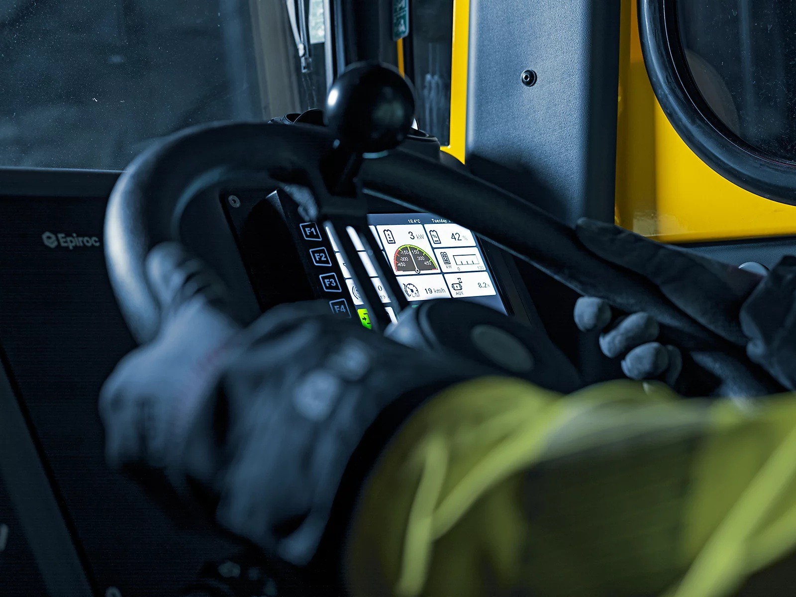 Cabina di guida di un dumper EPIROC: il controllo avanzato del gruppo motopropulsore per le operazioni sotterranee.   