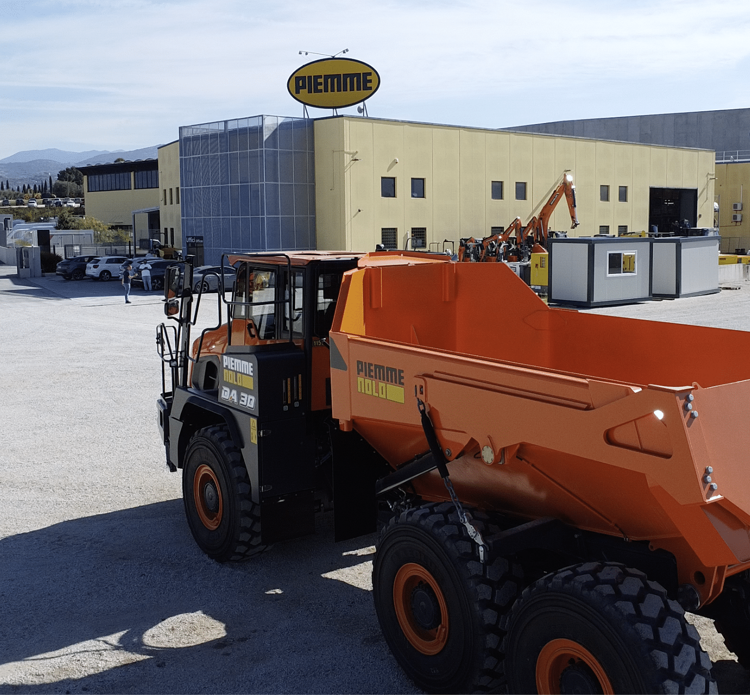 Un dumper DEVELON all'esterno della sede di Piemme, concessionario ufficiale per il Lazio.