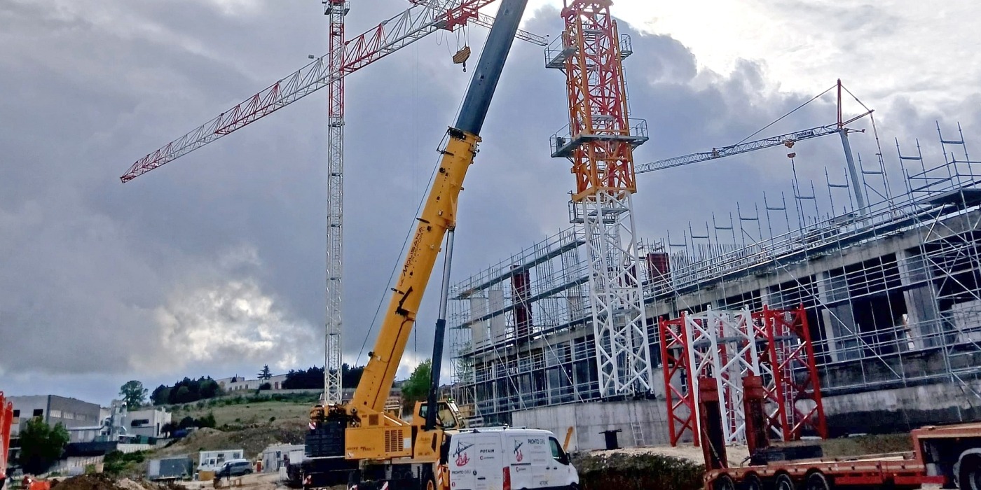 Un'autogrù Grove e una gru Potain nel cantiere del nuovo impianto Mulino Caputo a Ripamolisani.