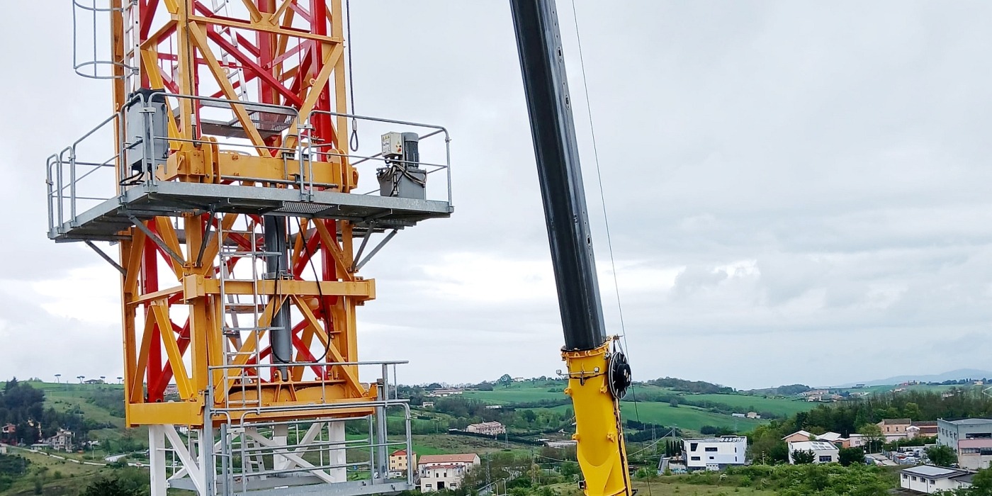 Operazioni di montaggio della gru Potain con il supporto di un'autogrù Grove nel cantiere molisano.