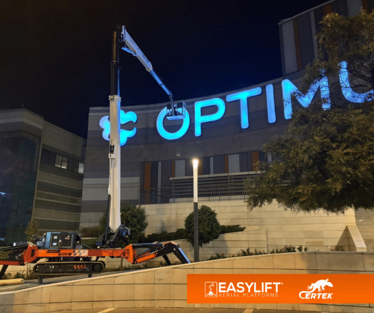La piattaforma aerea Easy Lift RA31, fornita dal rivenditore turco Ertek e impiegata dal centro commerciale Optimus per la sostituzione delle insegne.   