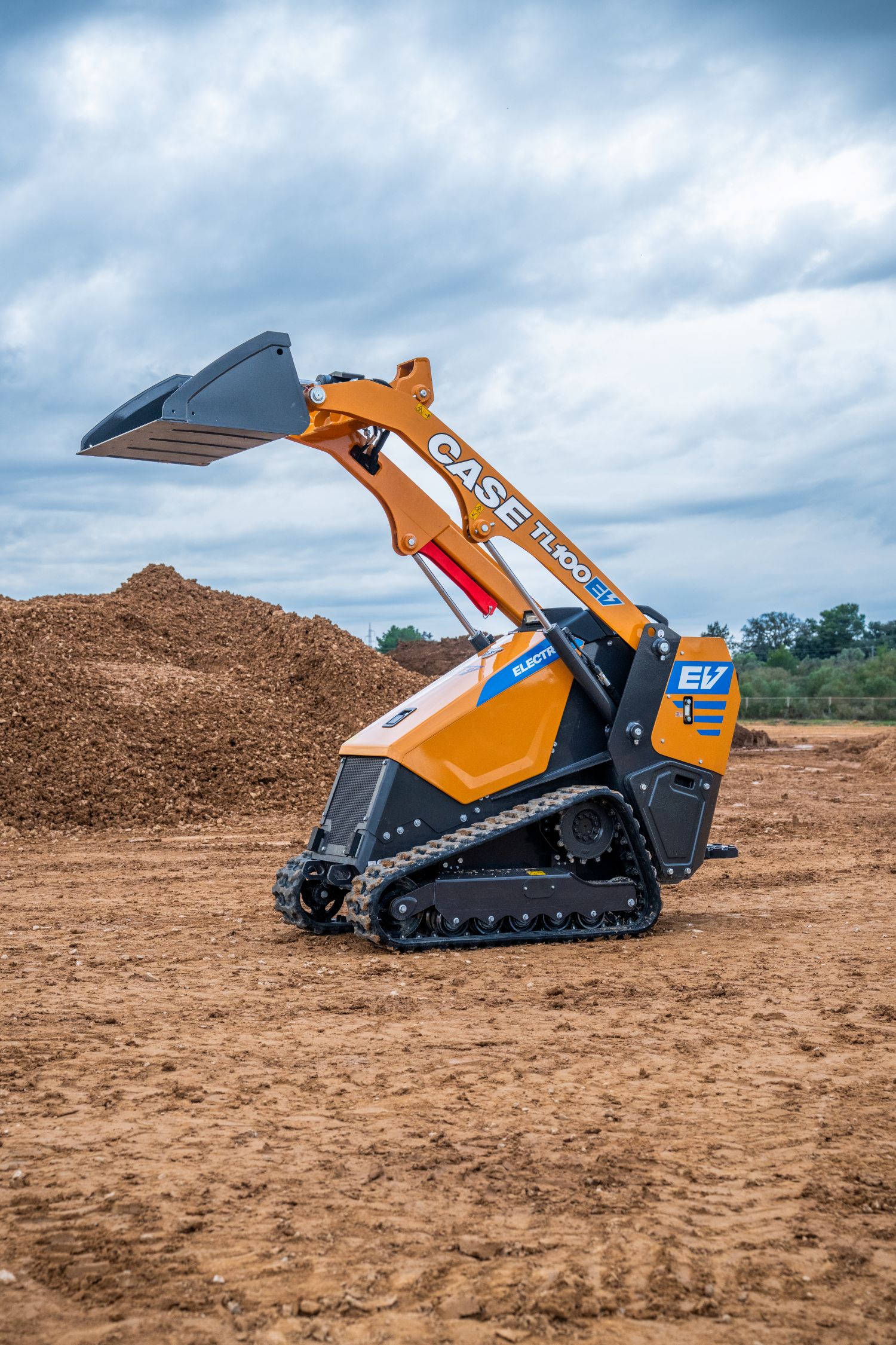 Il nuovo mini track loader elettrico CASE TL100EV, progettato per offrire zero emissioni e alta manovrabilità nella cura del verde e nelle applicazioni compatte.