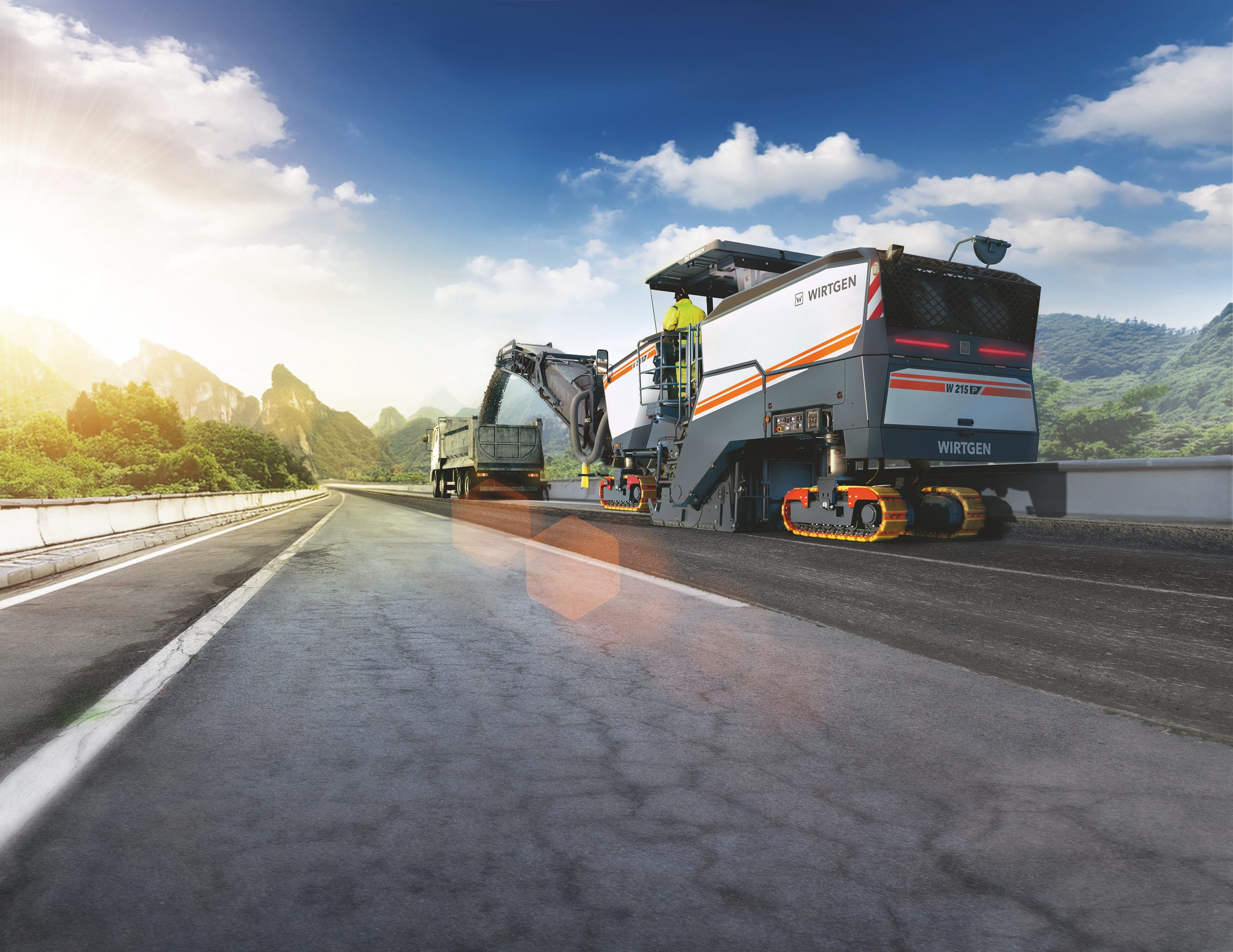 La nuova fresa grande Wirtgen W 215 P al lavoro in cantiere, tra le anteprime di mercato presentate dal Wirtgen Group in vista del bauma China 2026.   