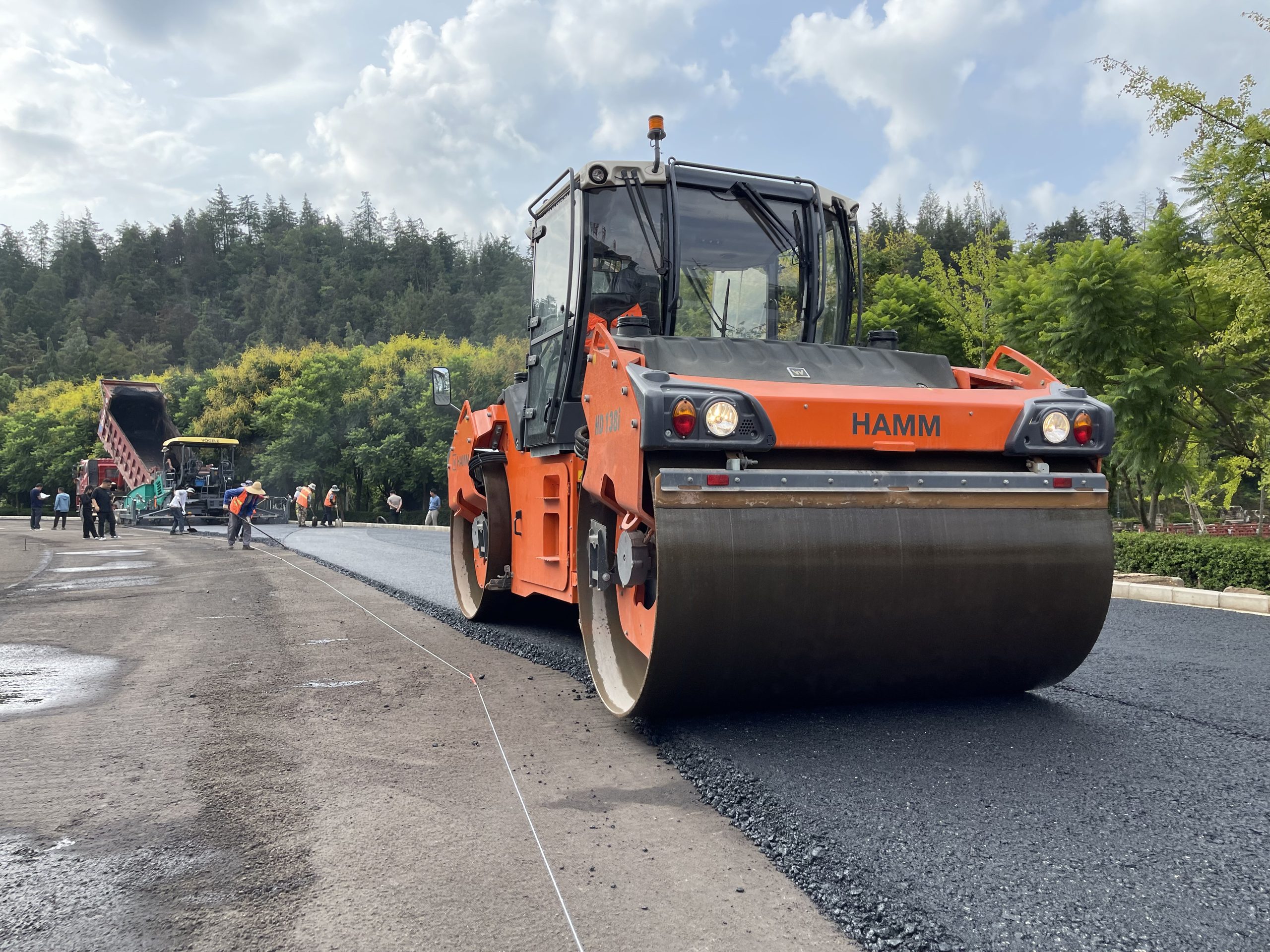 Un rullo tandem della nuova serie Hamm HD 138 – HD 148 in azione durante i lavori di compattazione stradale, tra le novità presentate dal Wirtgen Group in vista del bauma China 2026.