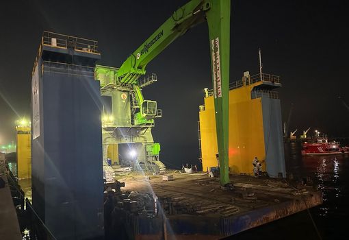 Le operazioni di scarico a İskenderun, in cui il pontone con il 895 E è stato posizionato all'interno del bacino galleggiante per superare il dislivello della banchina.   