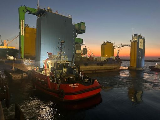 Il bacino galleggiante e il rimorchiatore impegnati nelle complesse manovre di sbarco del 895 E a İskenderun per superare il dislivello della banchina.   