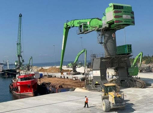 Il movimentatore di materiali SENNEBOGEN 895 E da 420 tonnellate posizionato sul pontone durante le fasi di trasporto e sbarco marittimo a İskenderun.   