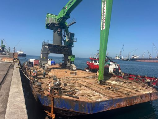 Il movimentatore di materiali SENNEBOGEN 895 E, pesante 420 tonnellate e alto oltre 20 metri, trasportato in un unico pezzo su un pontone da Tuzla a İskenderun.