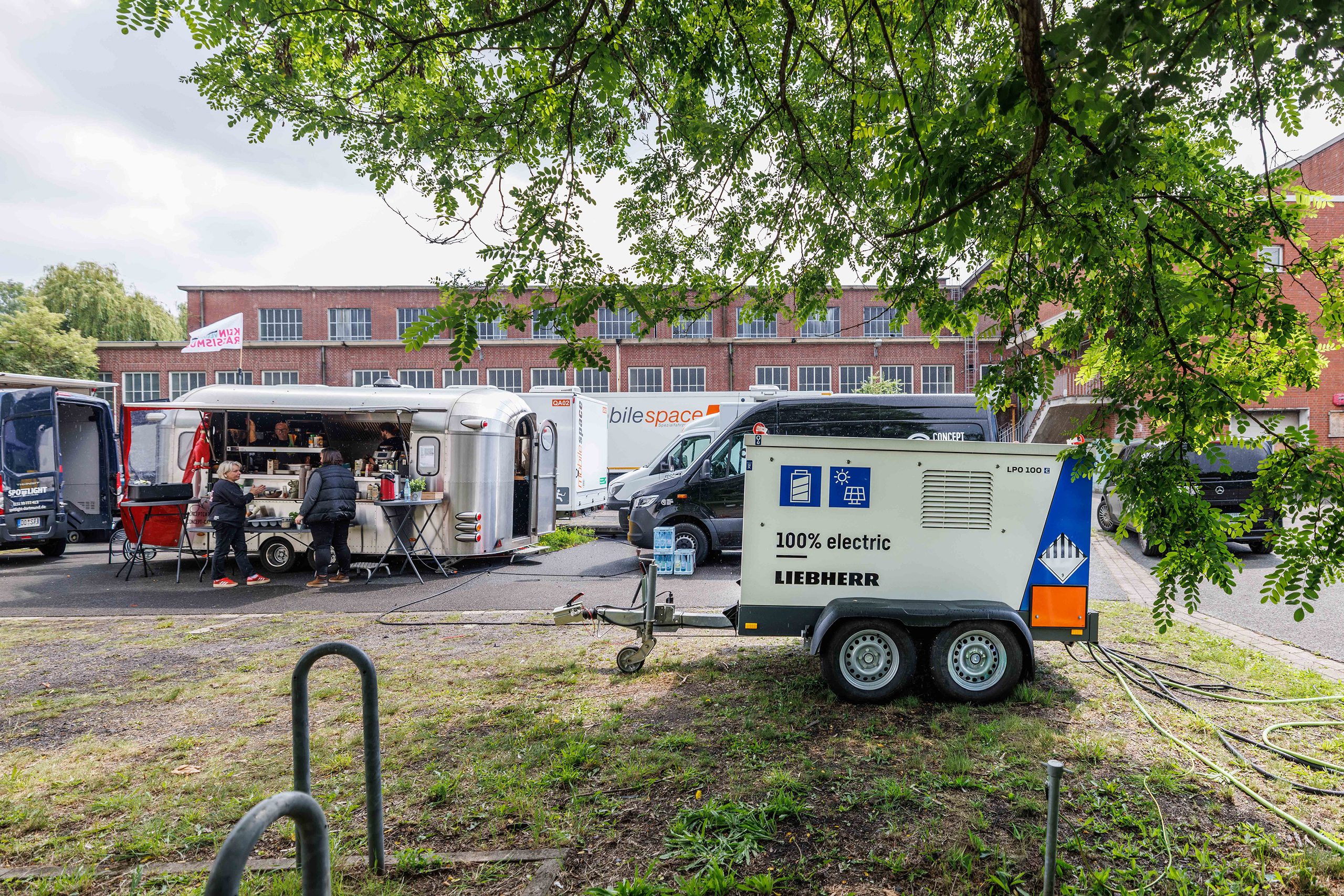 Il sistema mobile Liebherr LPO 100 in azione sul set della serie ARD/WDR di Sally Forth Cinema.   